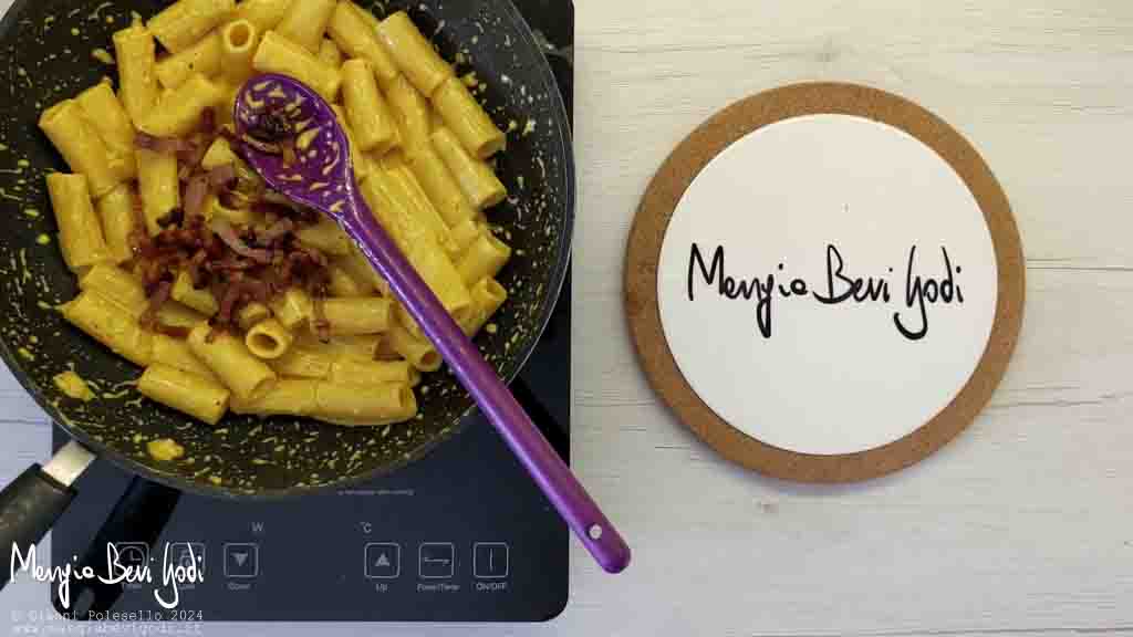 preparazione pasta alla finta carbonara