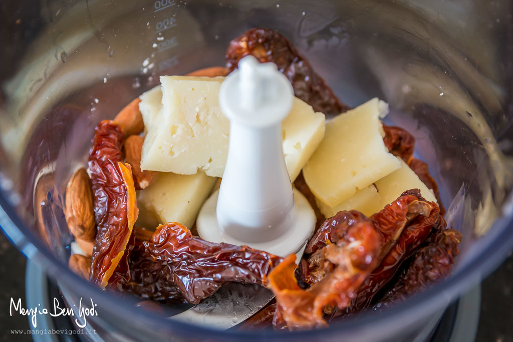 Pasta al pesto di pomodori secchi mandorle pecorino