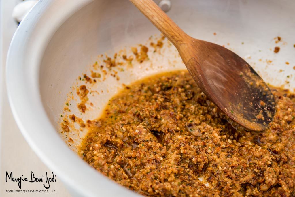 Pasta al pesto di pomodori secchi mandorle pecorino