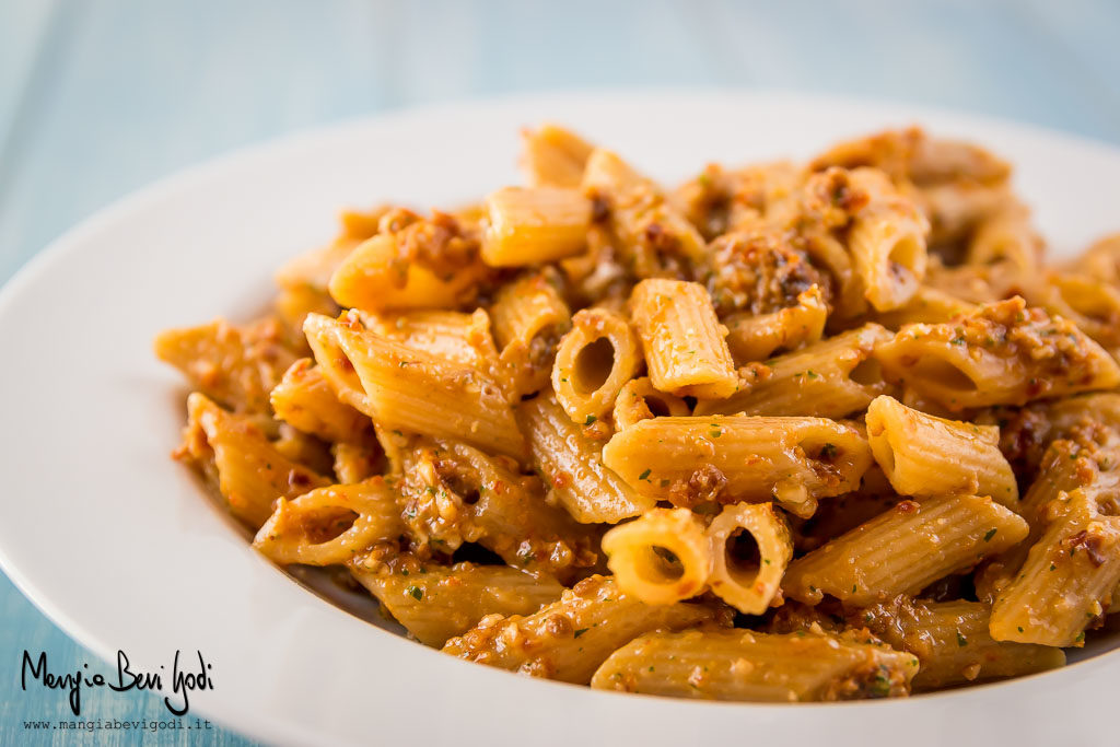 Pasta al pesto di pomodori secchi mandorle pecorino