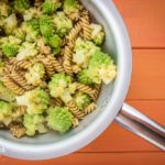 Pasta con broccolo romanesco e acciughe