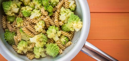 Pasta con broccolo romanesco e acciughe