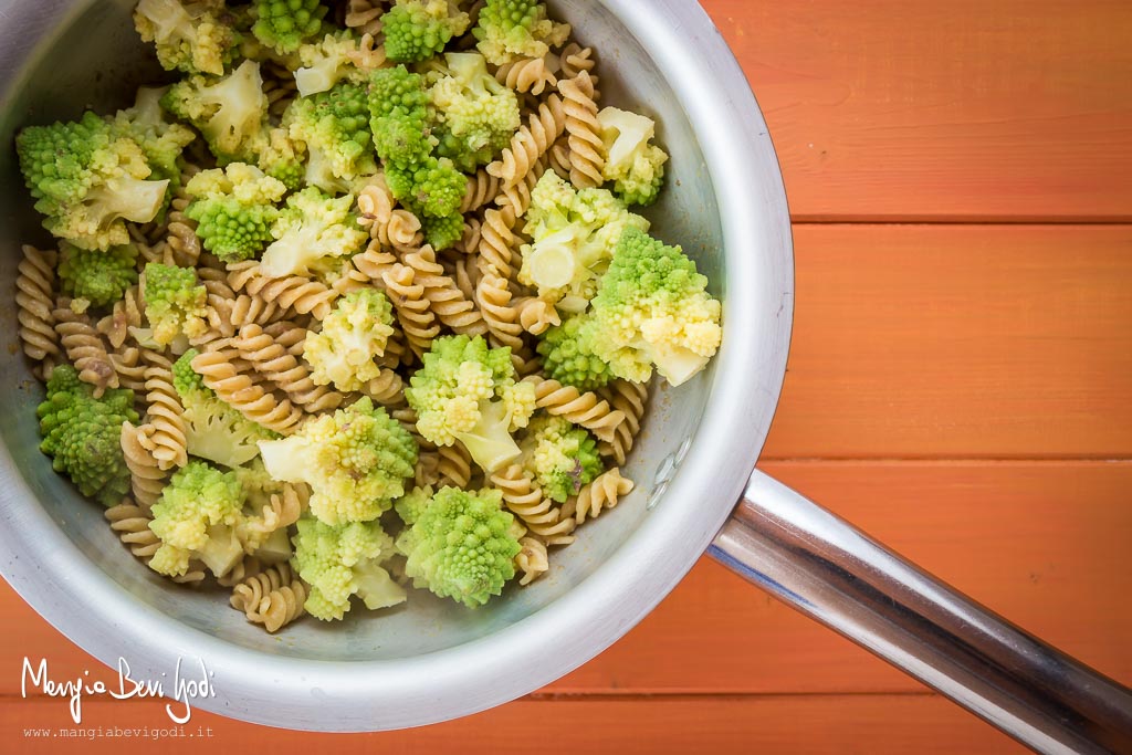 Pasta con broccolo romanesco e acciughe