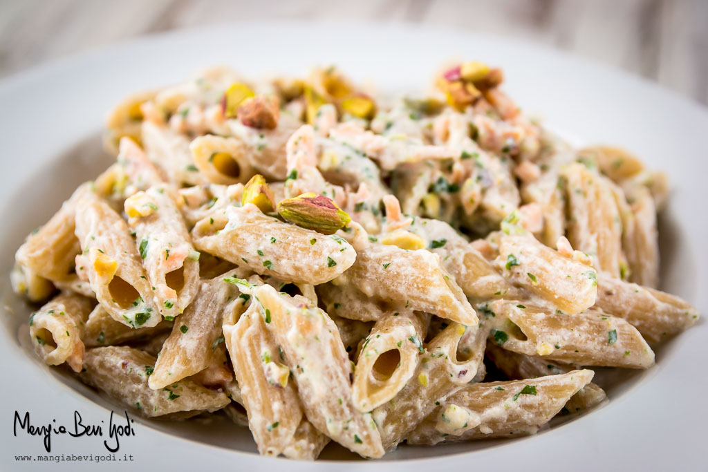 Pasta al salmone, ricotta e pistacchi