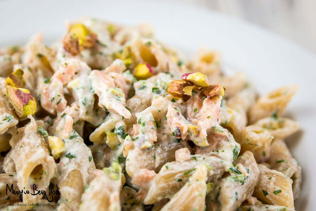 Pasta al salmone, ricotta e pistacchi