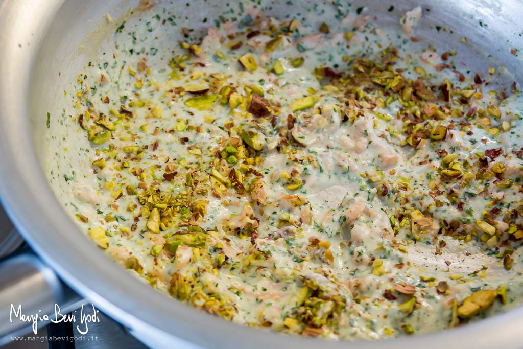 Pasta al salmone, ricotta e pistacchi