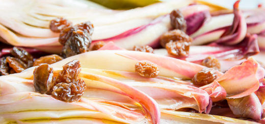 Radicchio di Treviso marinato con pinoli e uvetta