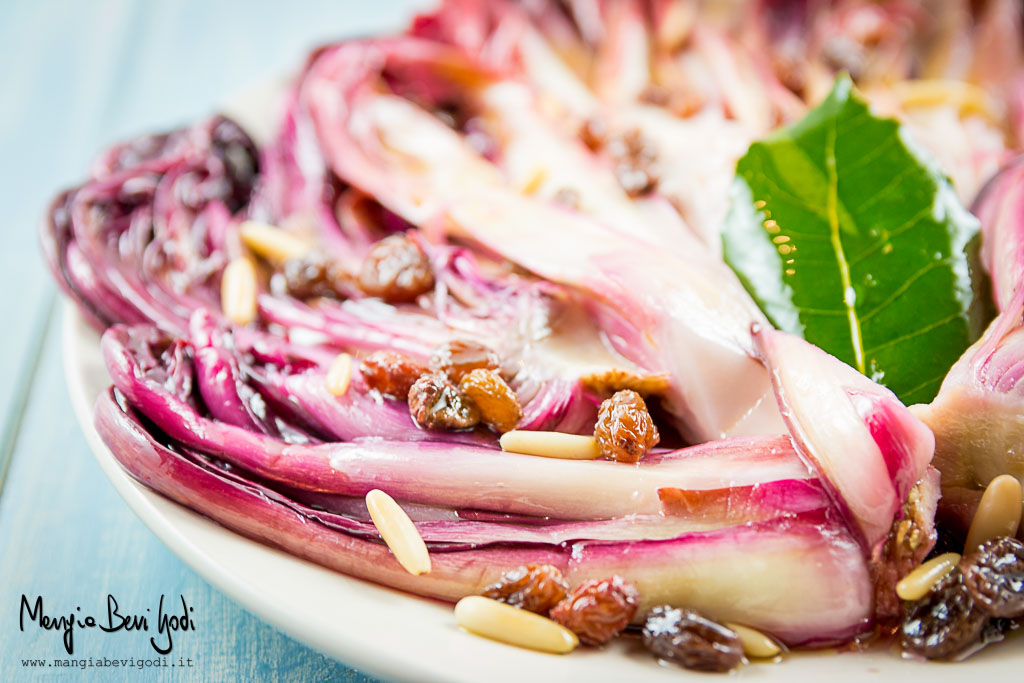 Radicchio di Treviso marinato con pinoli e uvetta