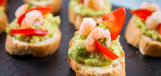 Crostini avocado gamberetti peperoni lime