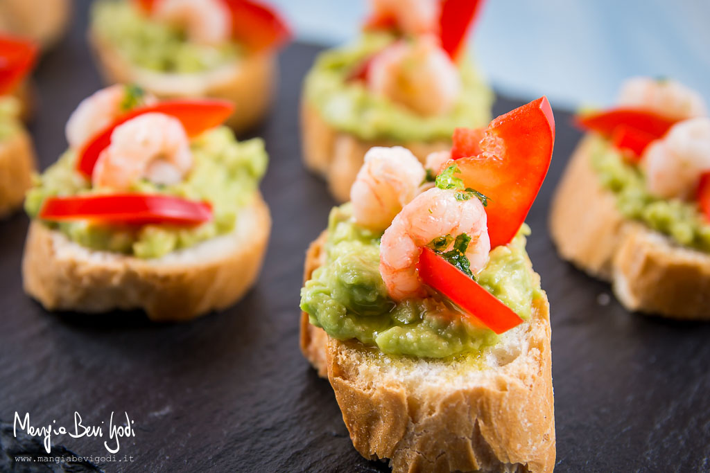 Crostini con crema di avocado, gamberetti, peperoni e lime