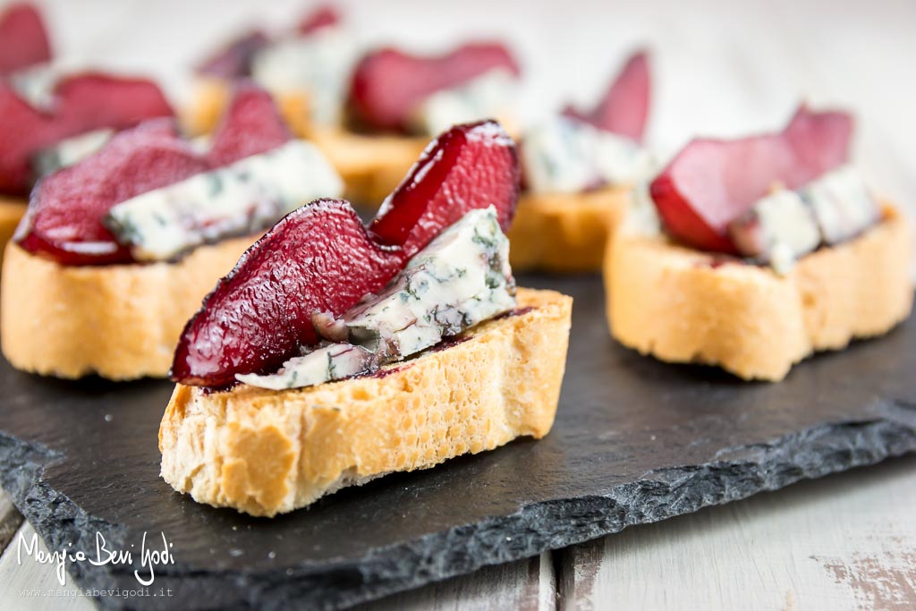 Crostini-pere-vino-gorgonzola