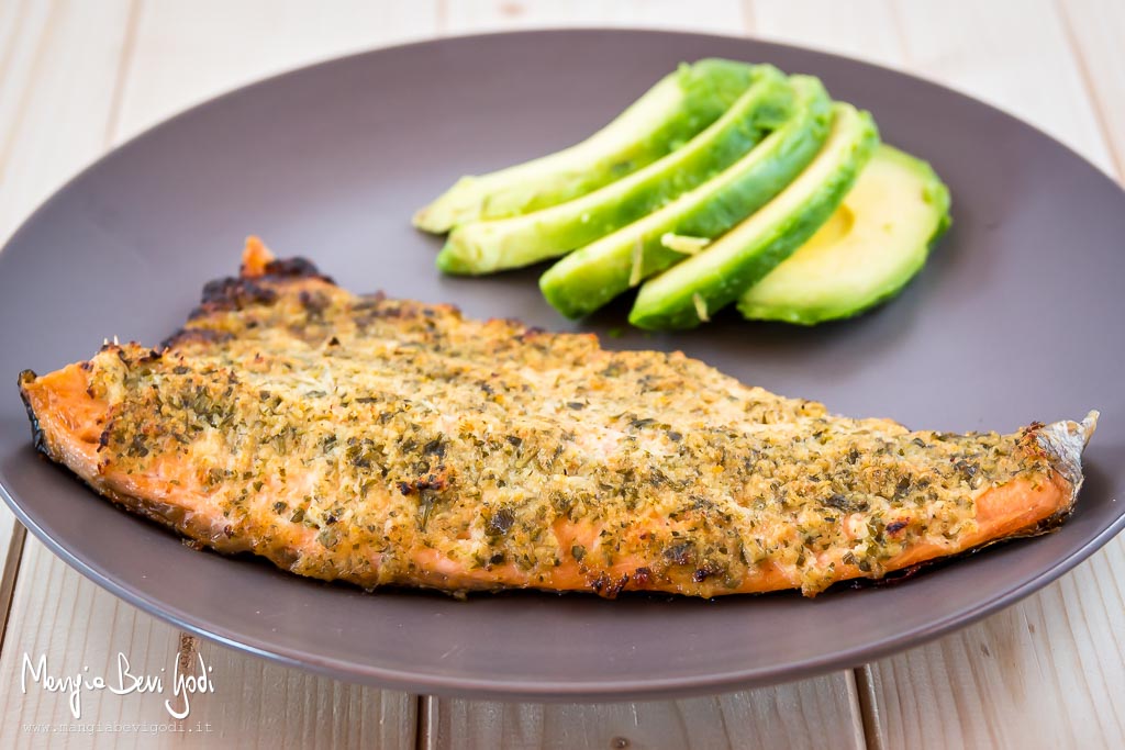 Filetto di trota in crosta di zenzero, lime e parmigiano con contorno di fettine di avocado