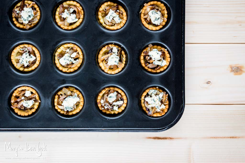 Tartellette con radicchio di treviso e gorgonzola