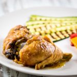 Pollo a pezzi in casseruola con verdure grigliate