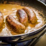 Salsicce cotte in padella con crema di latte