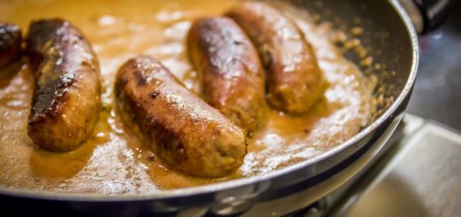 Salsicce cotte in padella con crema di latte