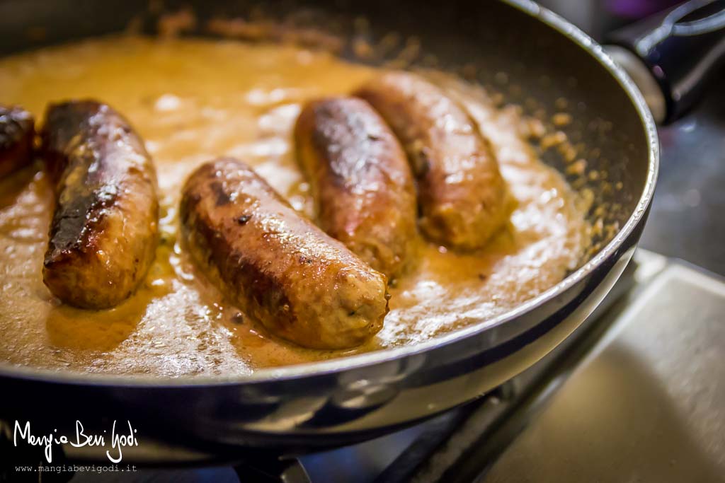 Salsicce cotte in padella con crema di latte