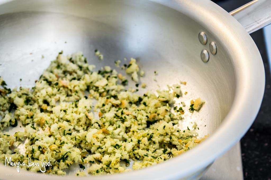 Tostare il pane tritato e aromatizzato in padella