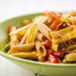 pasta-gamberetti-uova-peperoni-piselli