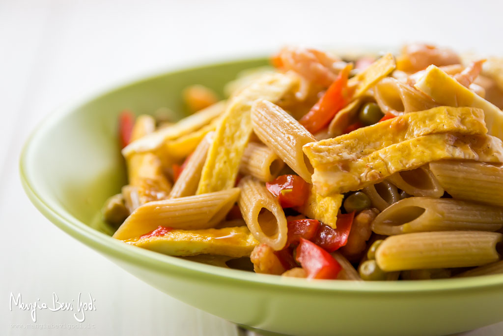 pasta-gamberetti-uova-peperoni-piselli