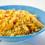 Pasta con peperoni e granella di pane tostato aromatizzato