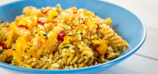 Pasta con peperoni e granella di pane tostato aromatizzato