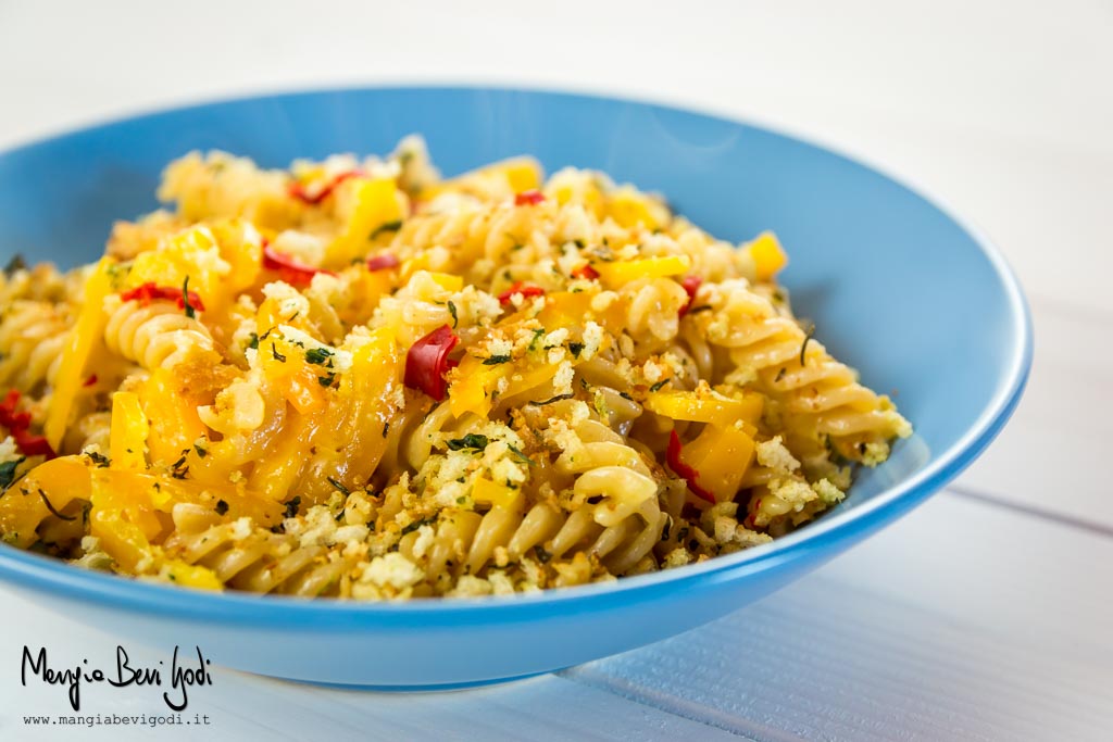 Pasta con peperoni e granella di pane tostato aromatizzato