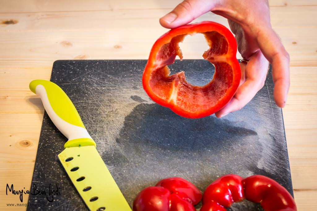 Parte centrale del peperone pronta per essere tagliata alla Julienne