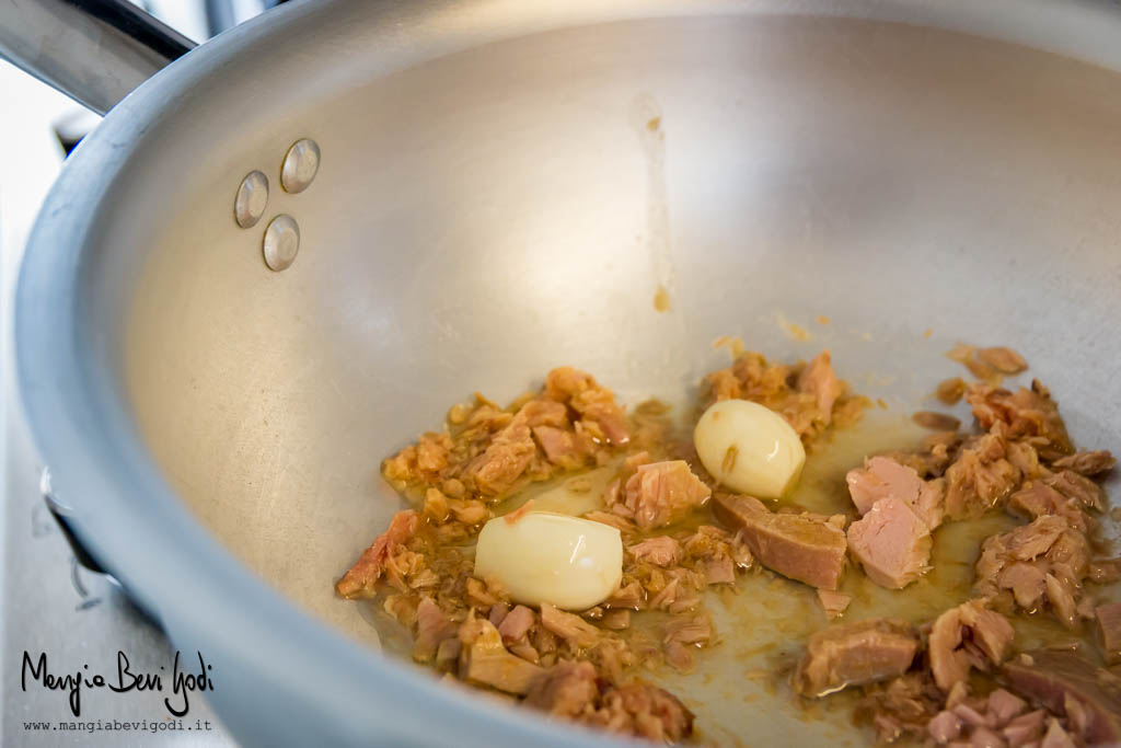 Soffritto di aglio con tonno in scatola in padella