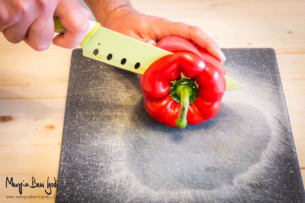 Tagliare la calotta al peperone