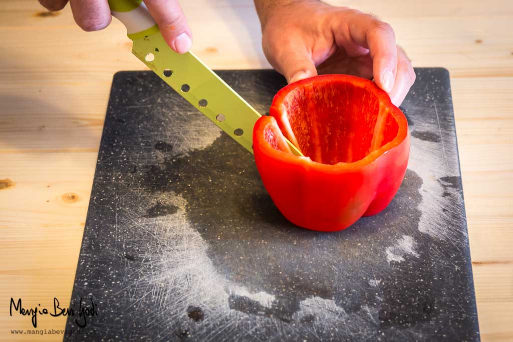 Incidere la parte centrale del peperone per poi procedere al taglio alla Julienne