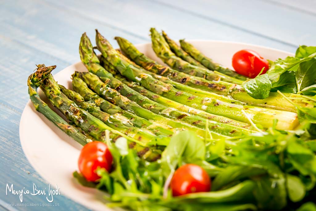 Asparagi alla griglia con rucola e pomodorini