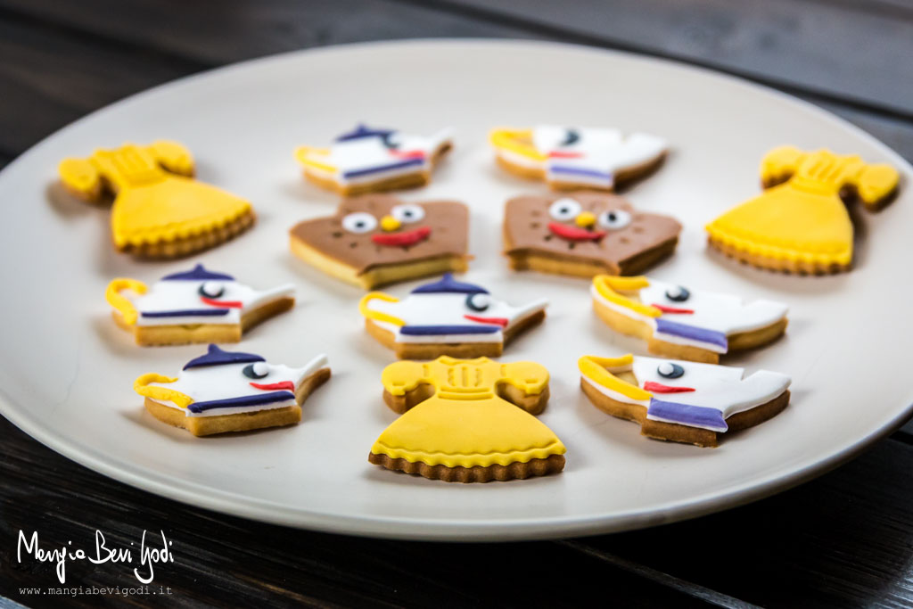 Biscotti di pasta frolla decorati con pasta di zucchero colorata