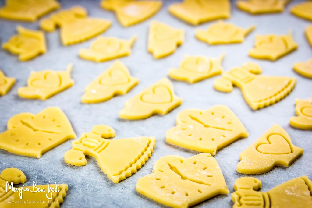 Cottura teglia di pasta frolla per biscotti