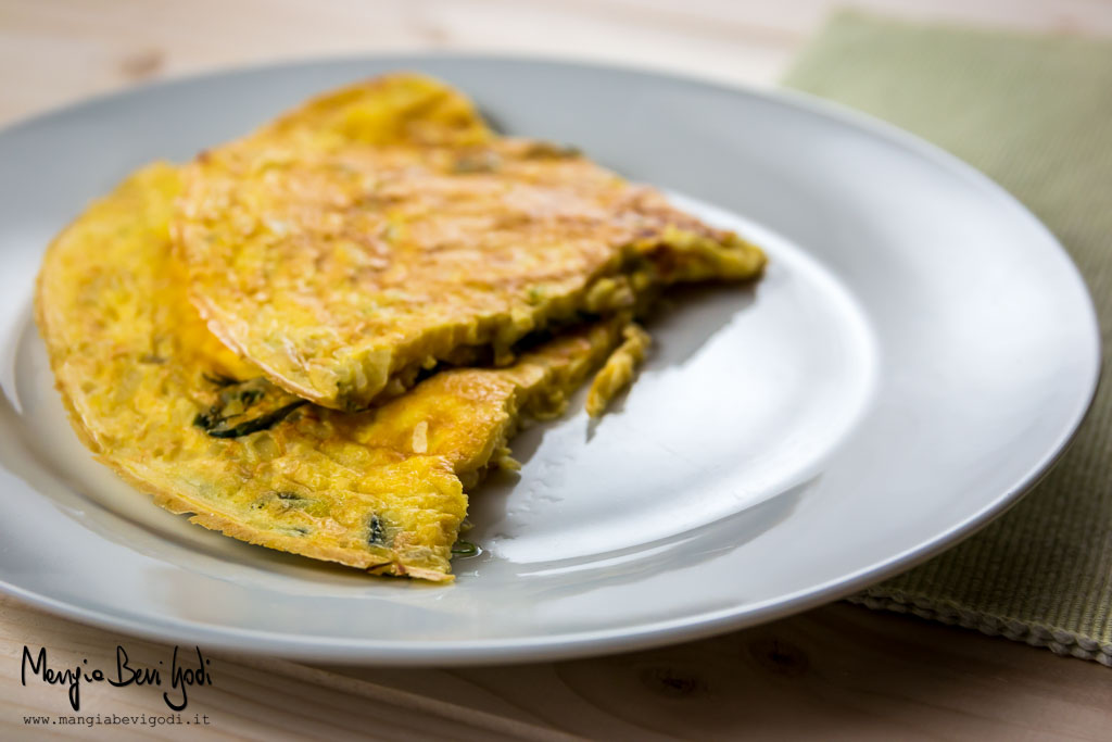 Frittata con bruscandoli nel piatto