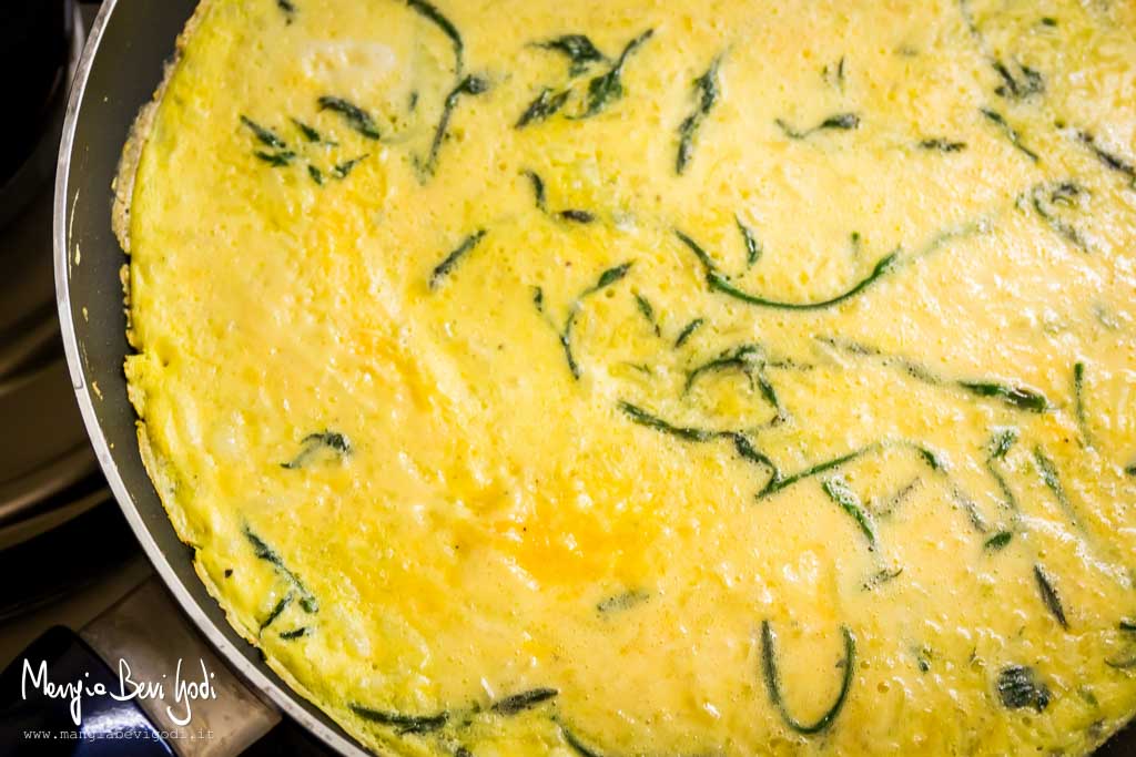 Frittata di uova e bruscandoli in padella