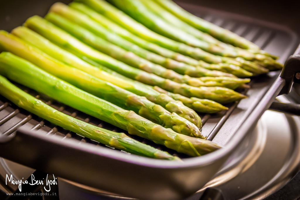 Asparagi grigliati nella bistecchiera