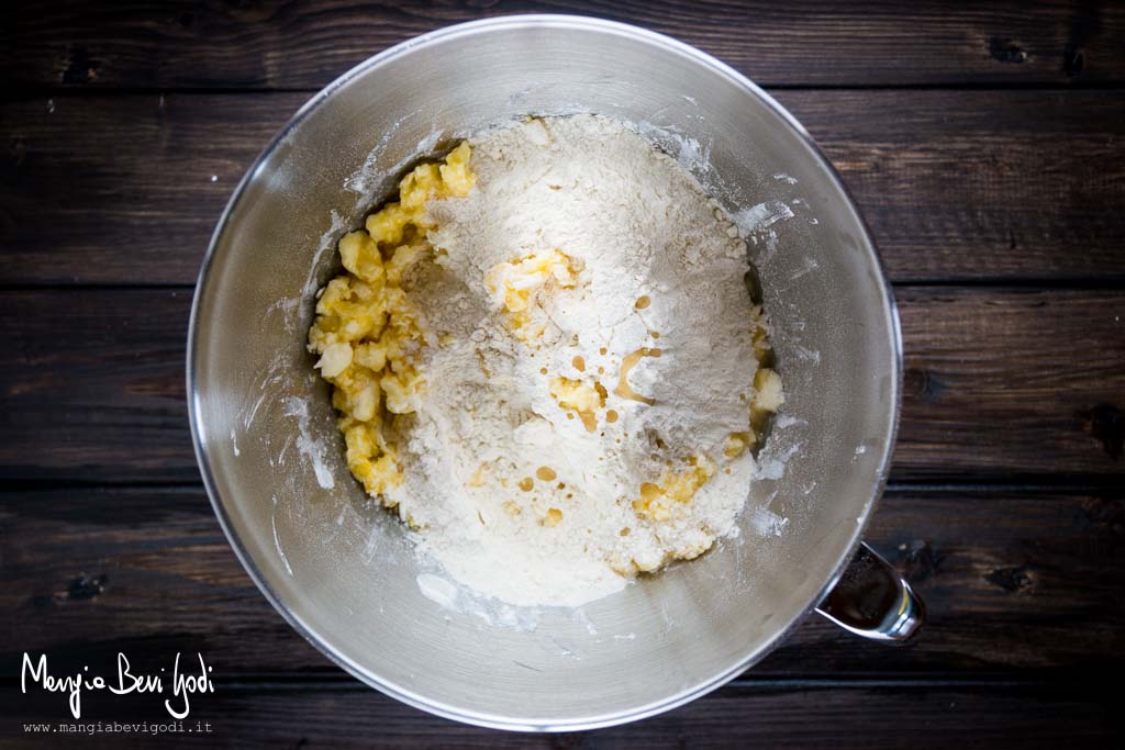 Impastare velocemente tutti gli ingredienti della pasta frolla