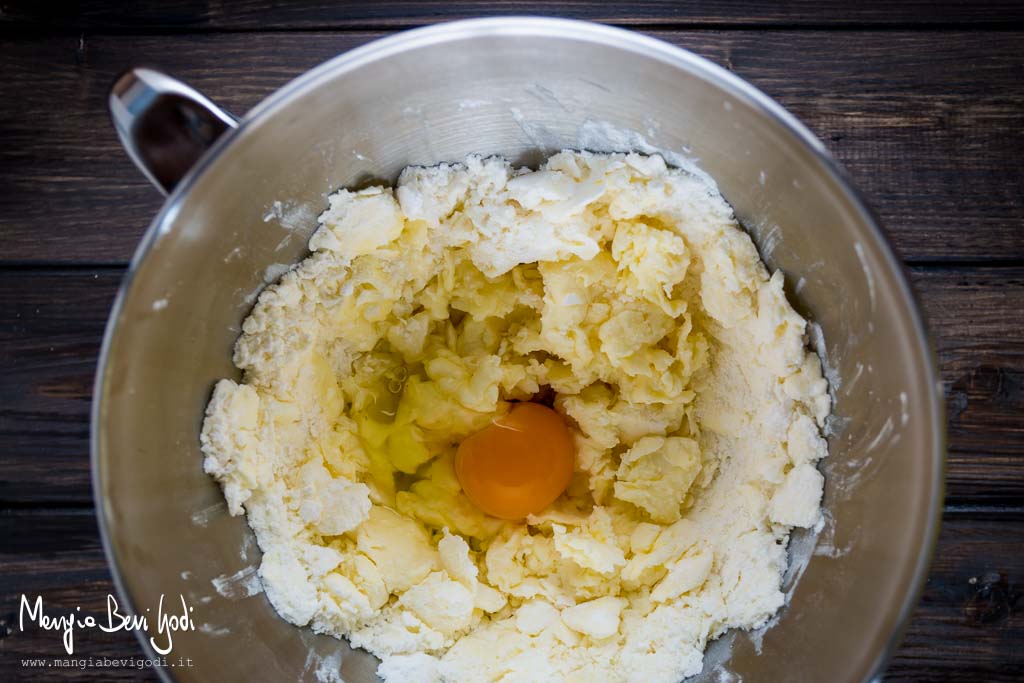 Impastare velocemente tutti gli ingredienti della pasta frolla