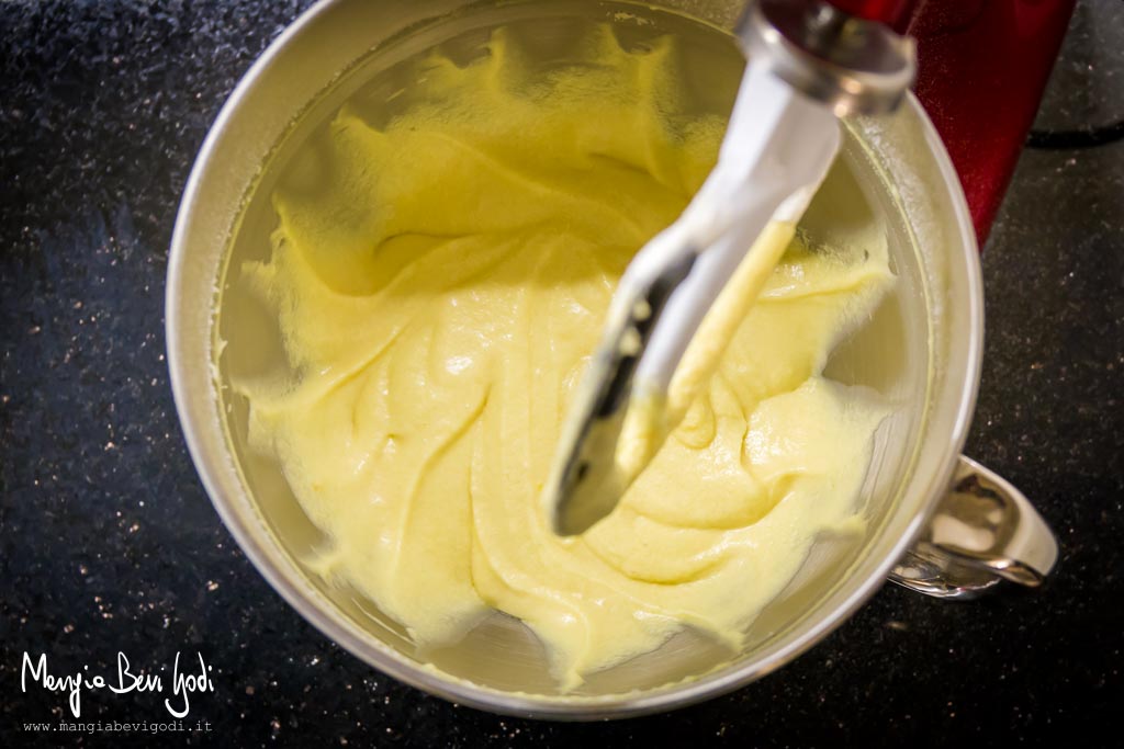 Impasto per crostata morbida preparato in impastatrice