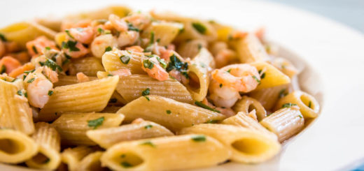 Pasta con salmone e gamberetti