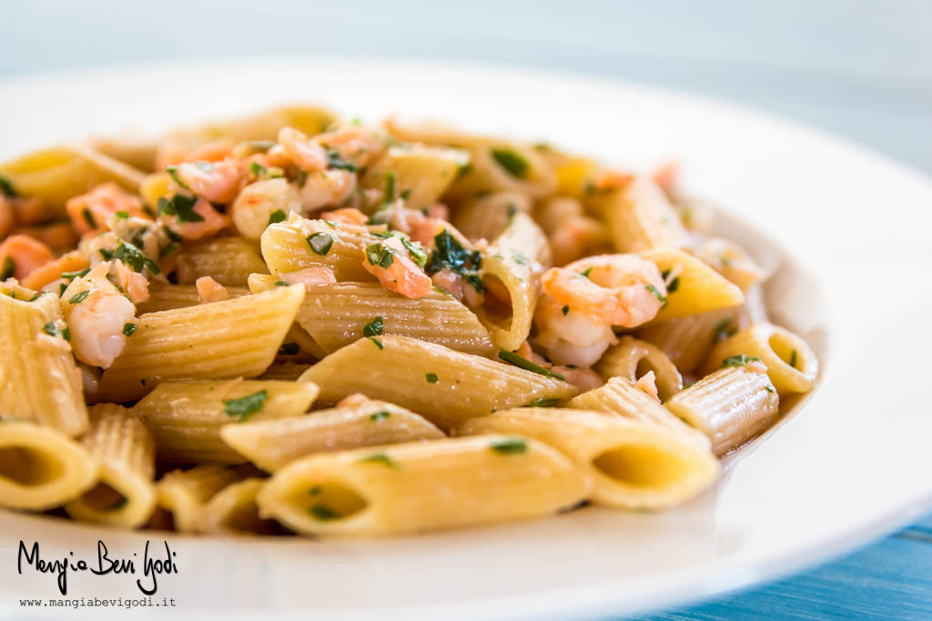 Mezze penne con salmone e gamberetti