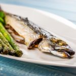 Sgombro alla griglia con asparagi verdi grigliati