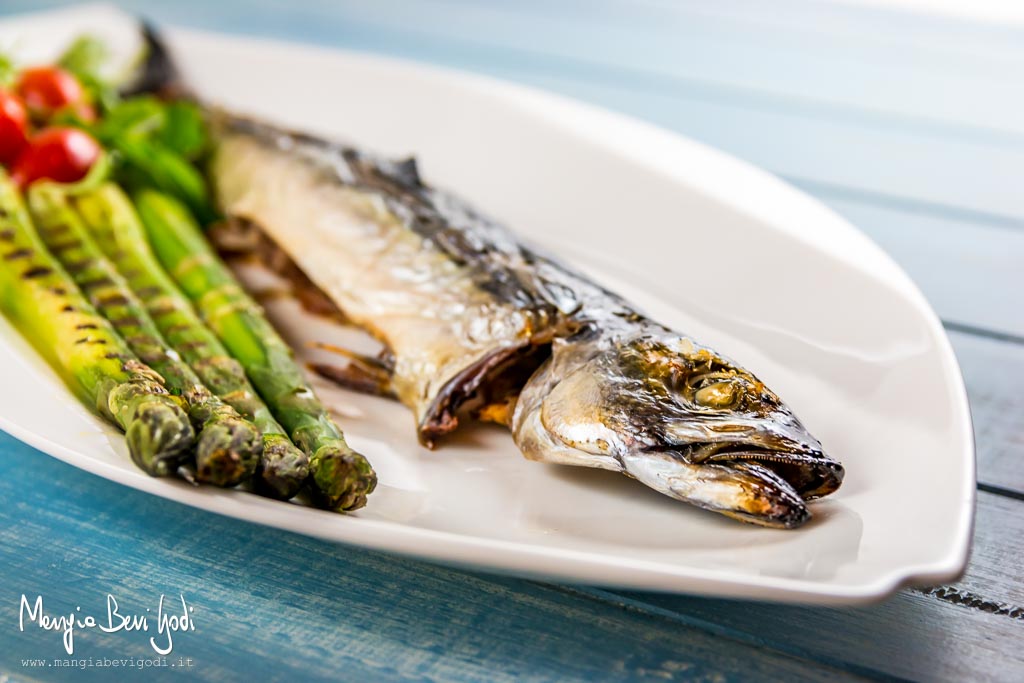 Sgombro alla griglia con asparagi verdi grigliati