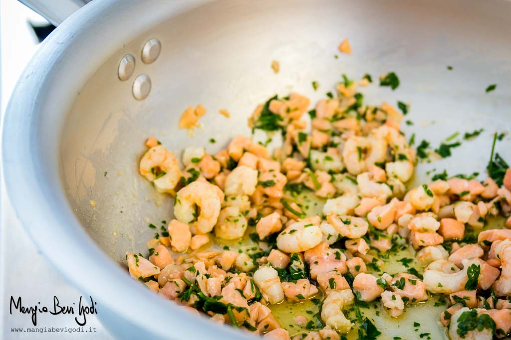 Sugo di salmone fresco e gamberetti in padella