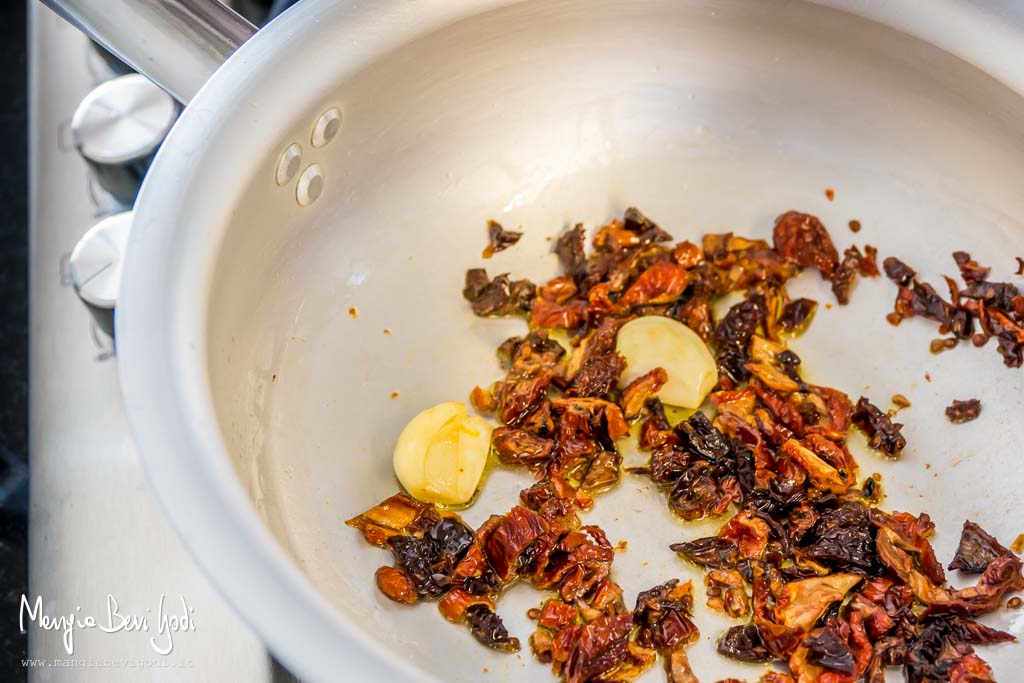 Soffritto aglio e pomodori secchi.