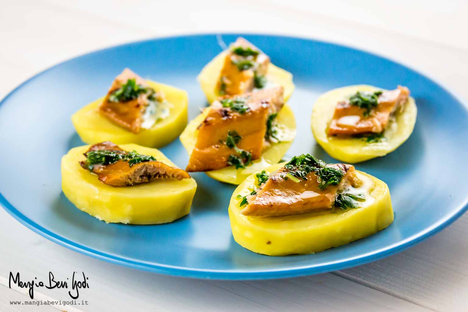 Cicchetti di aringa affumicata alla griglia con patate e olio aromatico