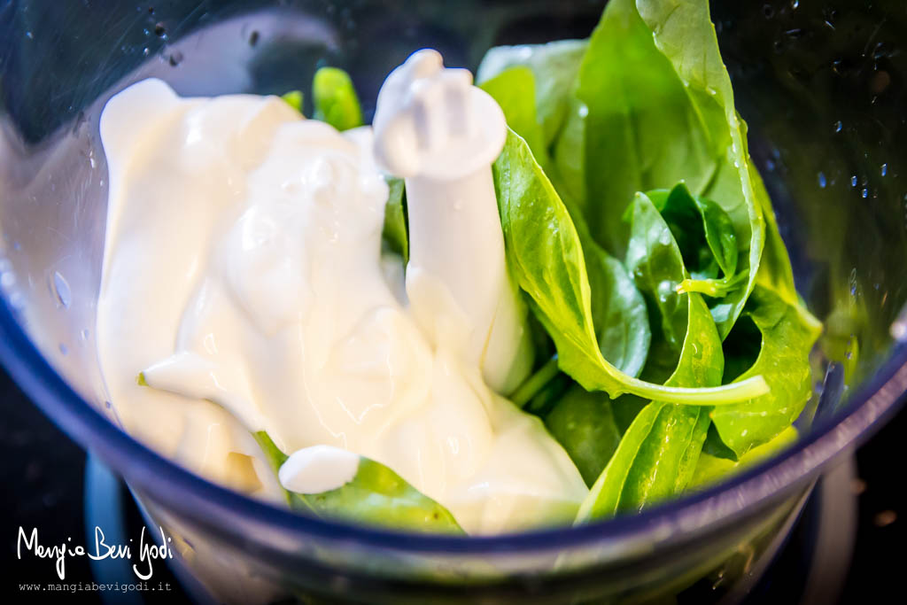 Preparare la crema di basilico frullando quest'ultimo con la panna