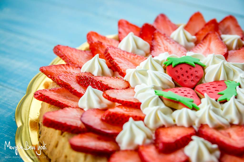 Decorazioni a forma di fragola a base di pasta frolla