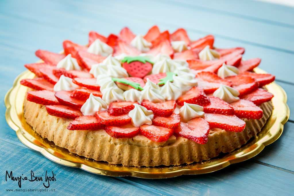 Crostata con mascarpone, fragole e panna